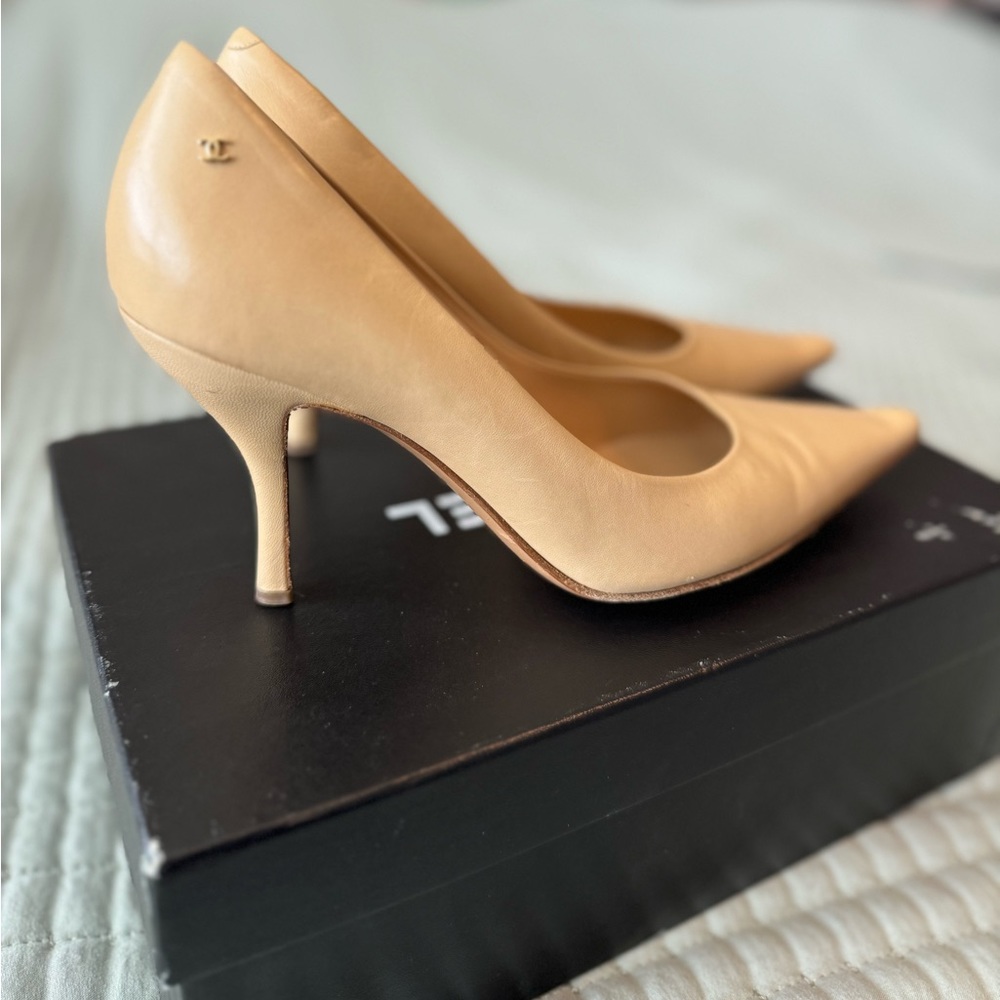 Beige Chanel vintage pumps